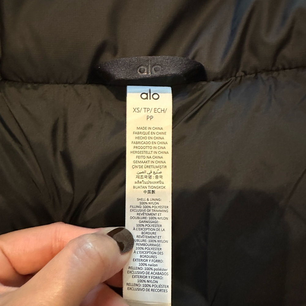 Alo Gold Rush Puffer in Black XS - Picture 8 of 9